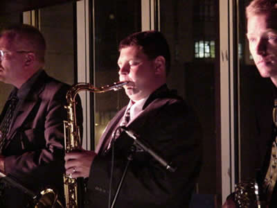 onstage_craig_horns2.jpg 15.9K