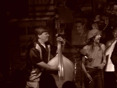 onstage_lover_larry.jpg 10.0K